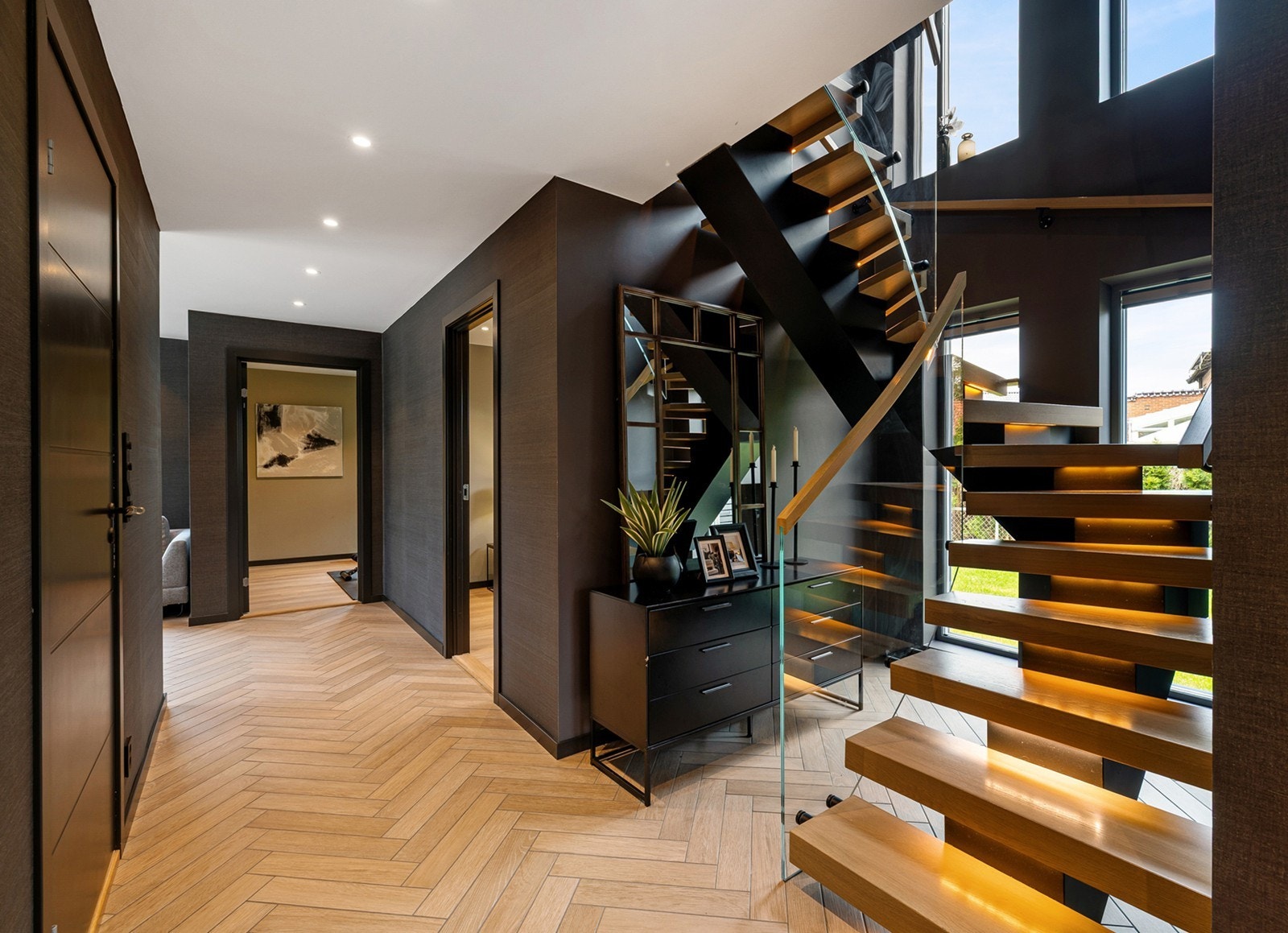 Det er gulvvarme og downlights i himling. Jakker og annet yttertøy ryddes enkelt bort i en flott skyvedørsgarderobe med speilfronter. Galleribilde