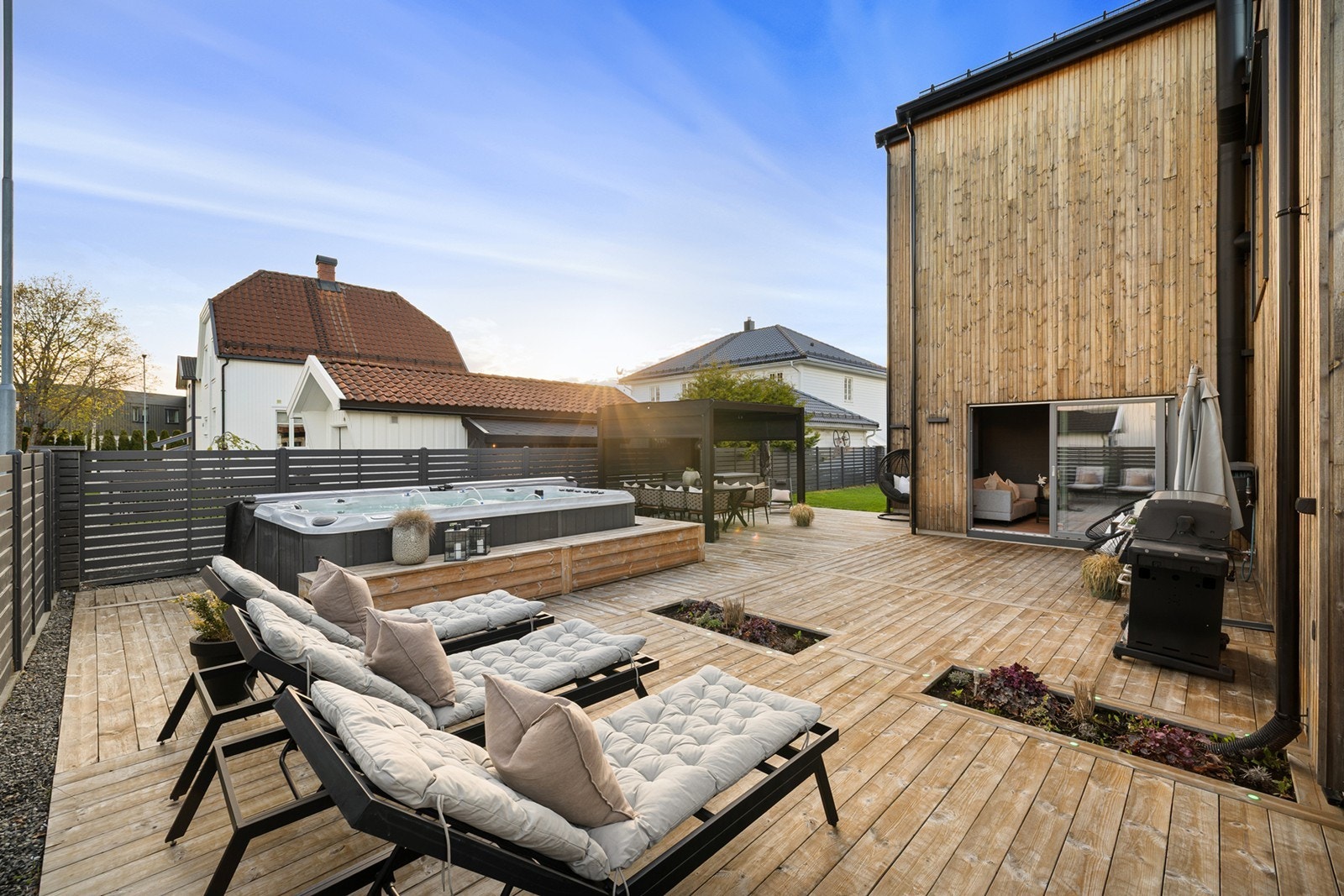 Plantekasser felt ned i terrassen gir et ryddig og moderne utseende. Galleribilde