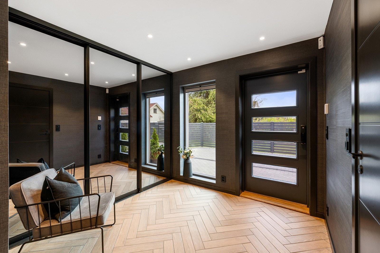 En svært innbydende entré som gir en god smakebit på det lekre interiøret i huset, med blant annet lekre tapeter, fliser og designtrapp. Galleribilde