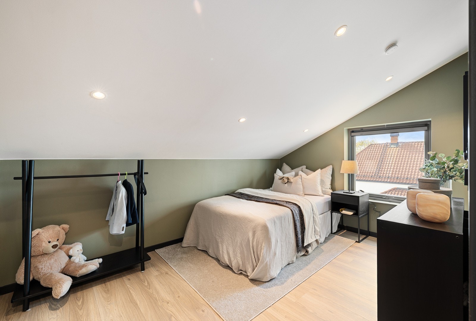 Soverom 5 - Rommene har skråtak med downlights i himling og veggflater malt i tidsriktig grønntone. Galleribilde