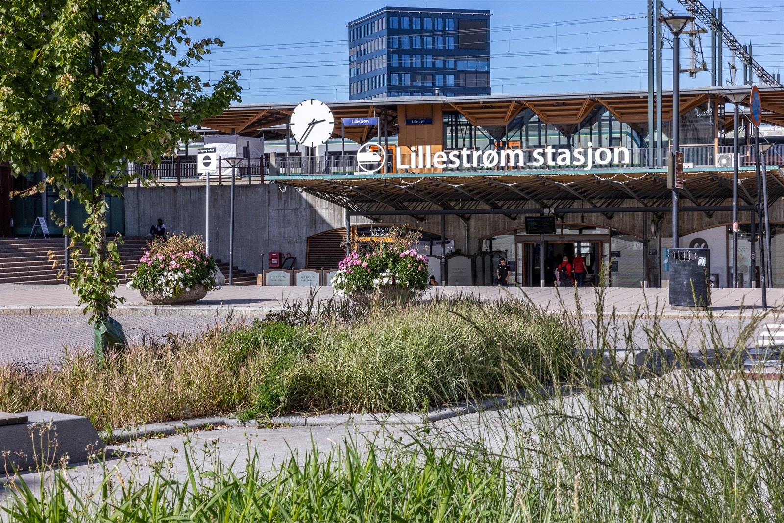 God tilgang til offentlig kommunikasjon via buss og tog fra Lillestrøm stasjon. Galleribilde