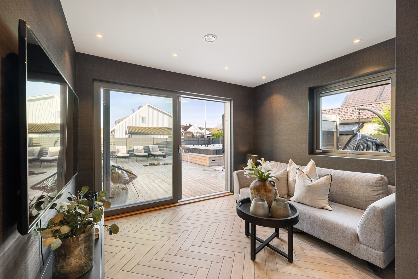 I første etasje finner man en hyggelig tv-stue med gulvvarme, og direkte utgang til den solrike markterrassen. Galleribilde