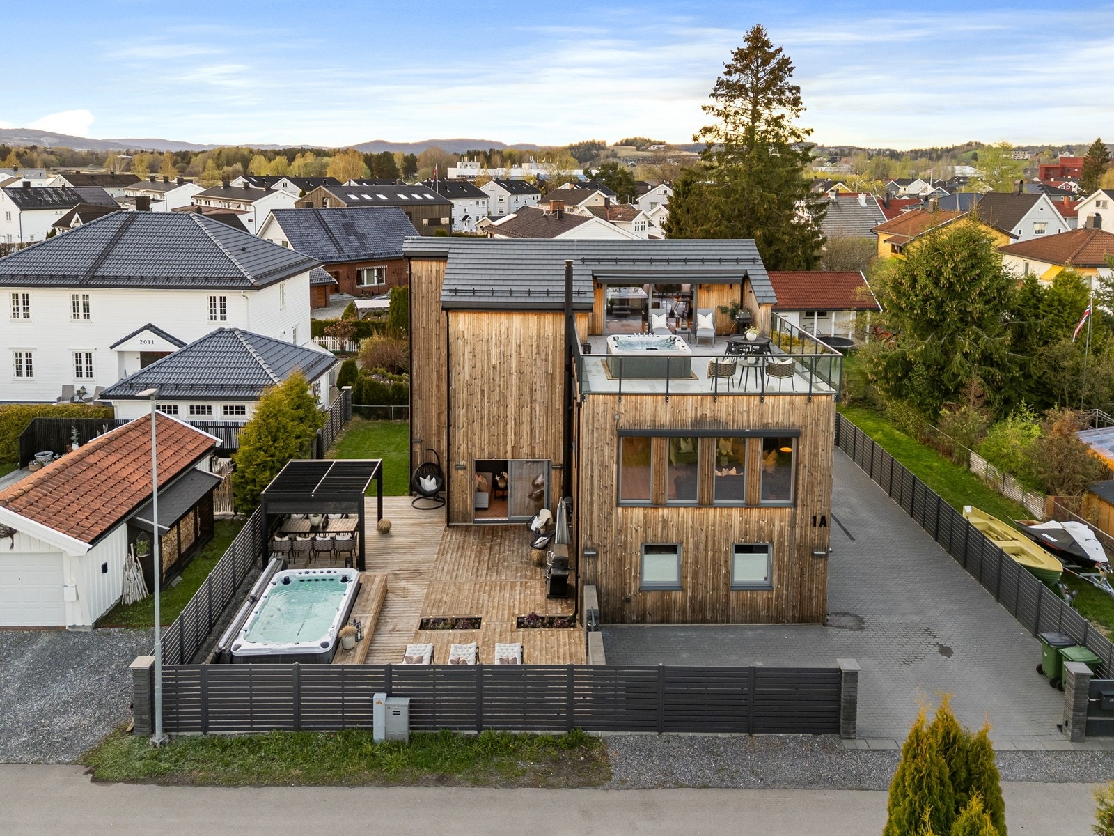 Beliggenheten er upåklagelig med kort avstand til Lillestrøm sentrum og flotte turmuligheter ved Nebbursvollen. Galleribilde