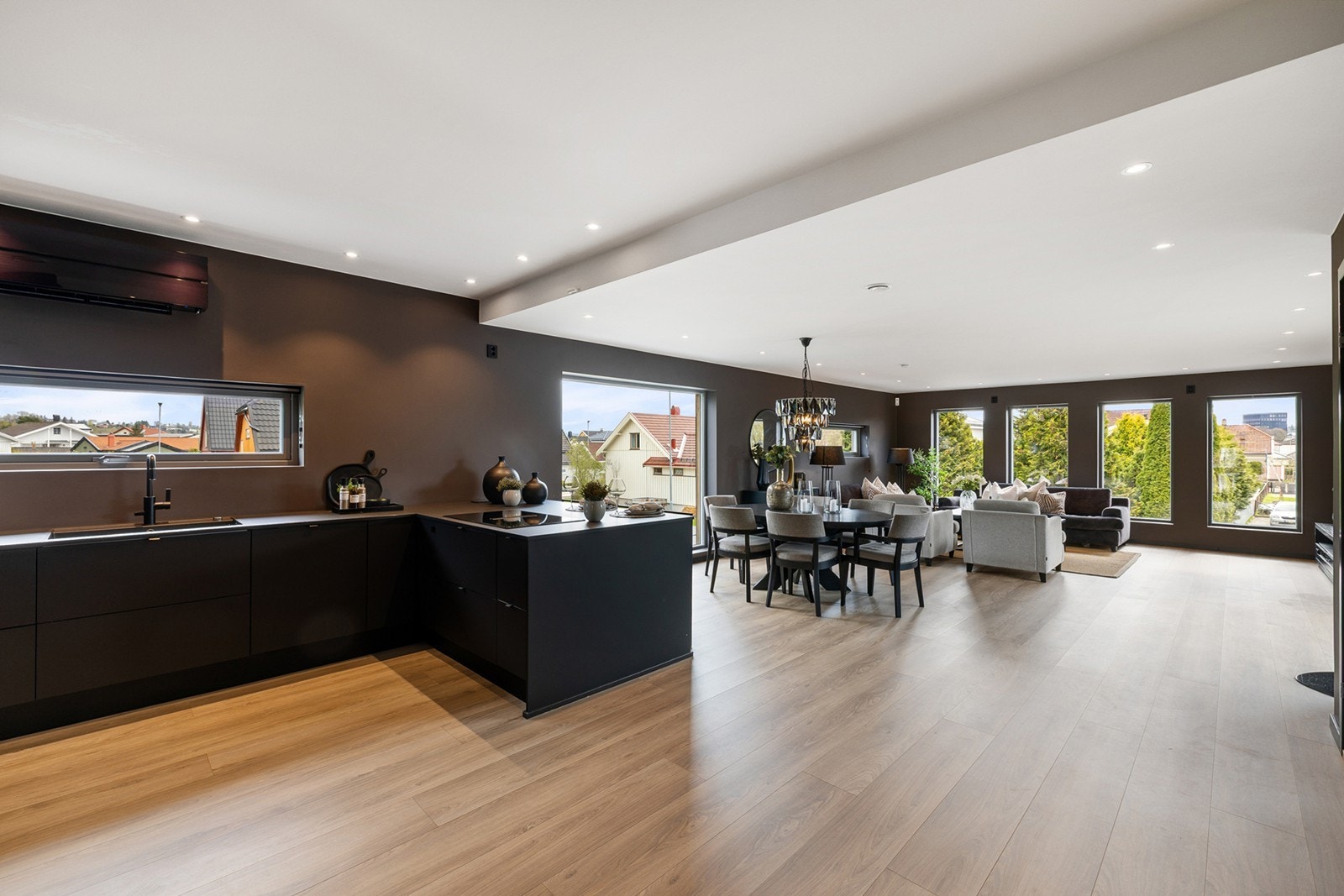 Her er det plass til å samle venner og familie rundt et langbord. Galleribilde