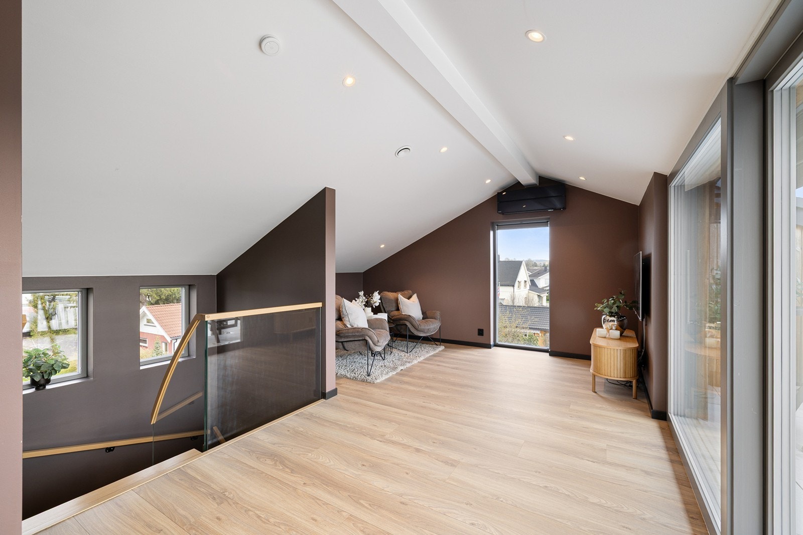 Lys og pen stue som gir ekstra fleksibilitet, og er perfekt hvis barna trenger et sted å leke eller ungdommer i huset ønsker å trekke seg litt tilbake. Galleribilde
