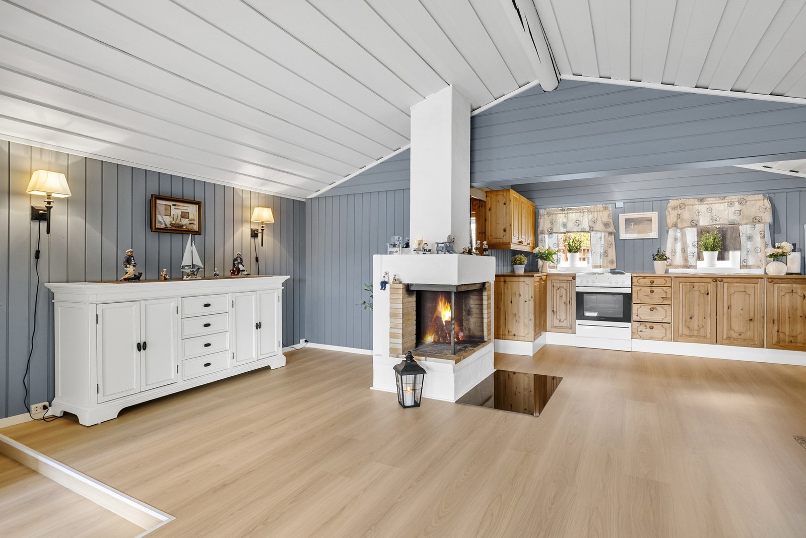 God romfølelse med åpen løsning til kjøkken Galleribilde