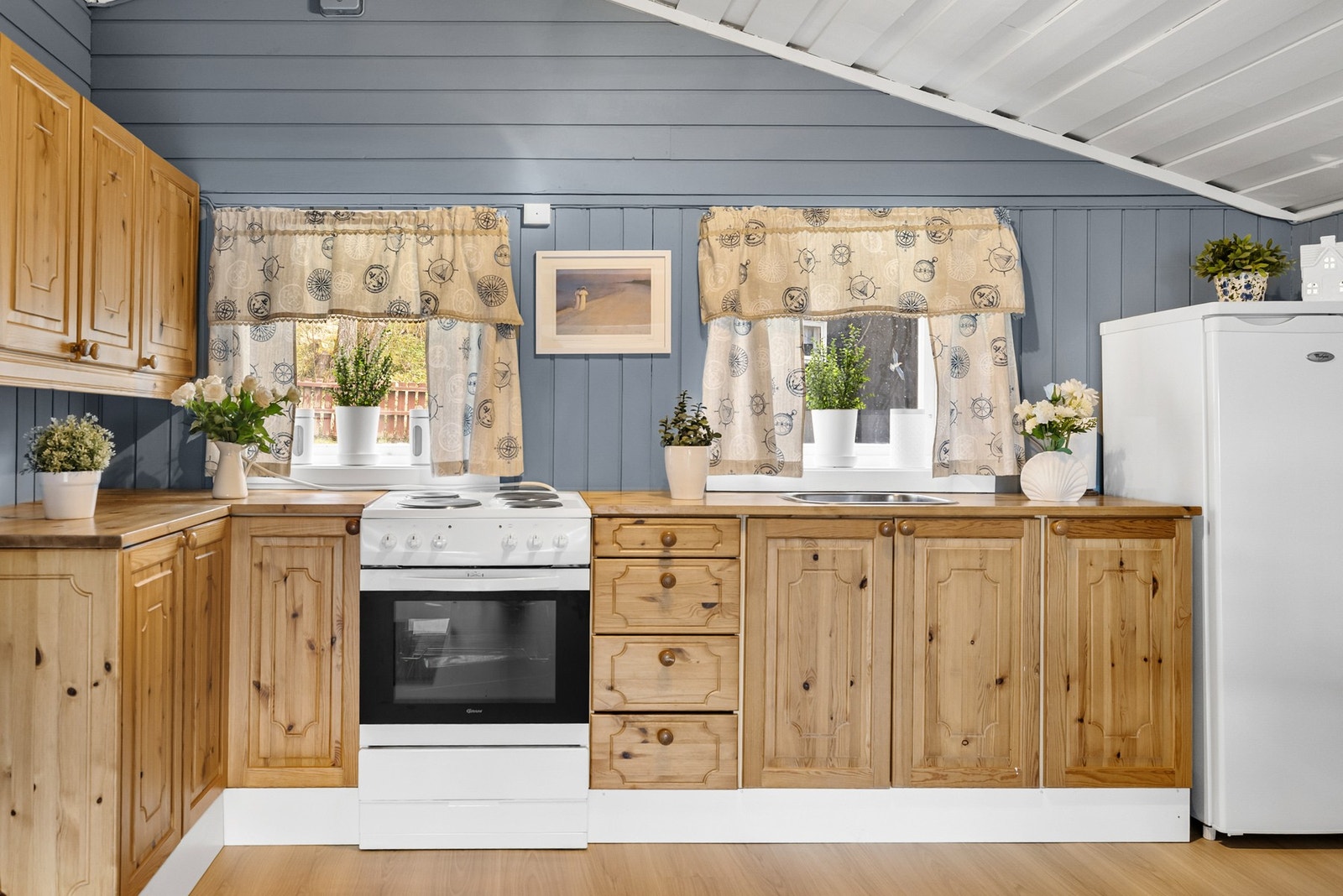 Tradisjonelt hyttekjøkken med profilerte fronter av furu Galleribilde