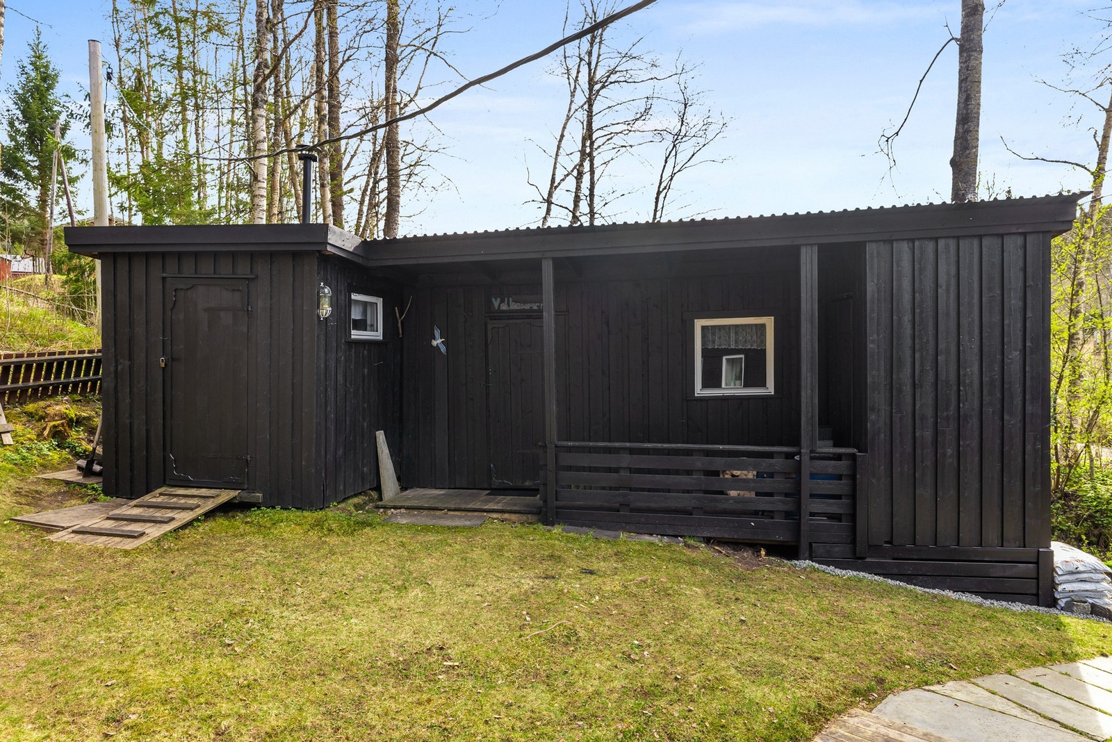 Praktisk anneks med utedo, soverom og lagerrom Galleribilde