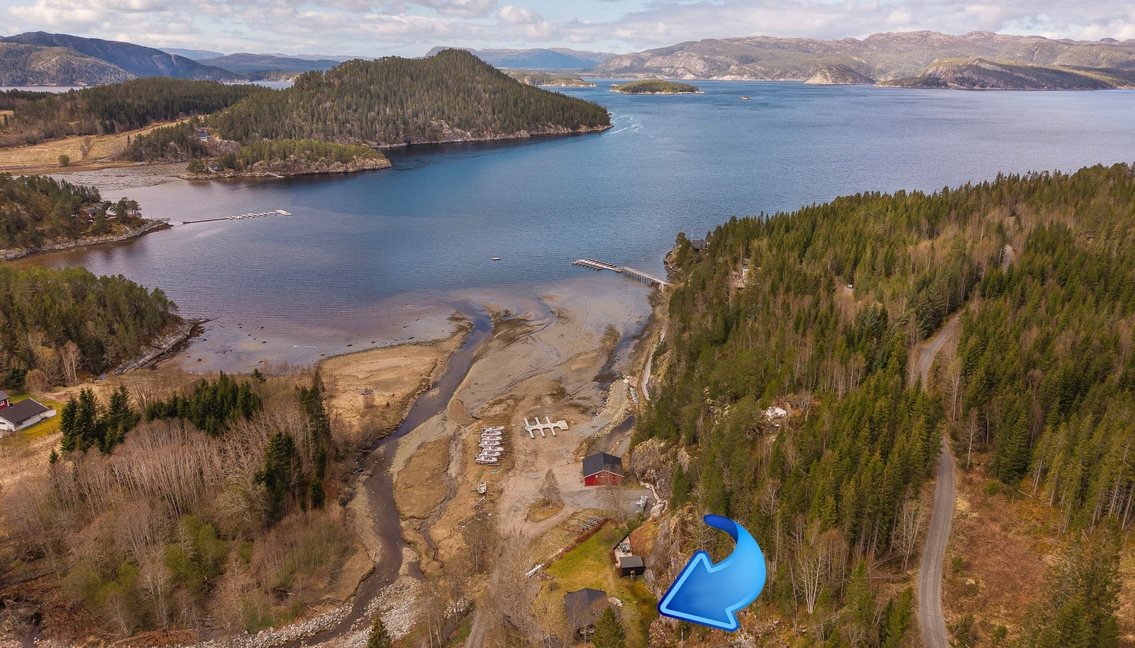 Idyllisk og tilbaketrukket ved Namsenfjorden, godt tilrettelagt for å kunne nyte både sjø- og naturopplevelser Galleribilde