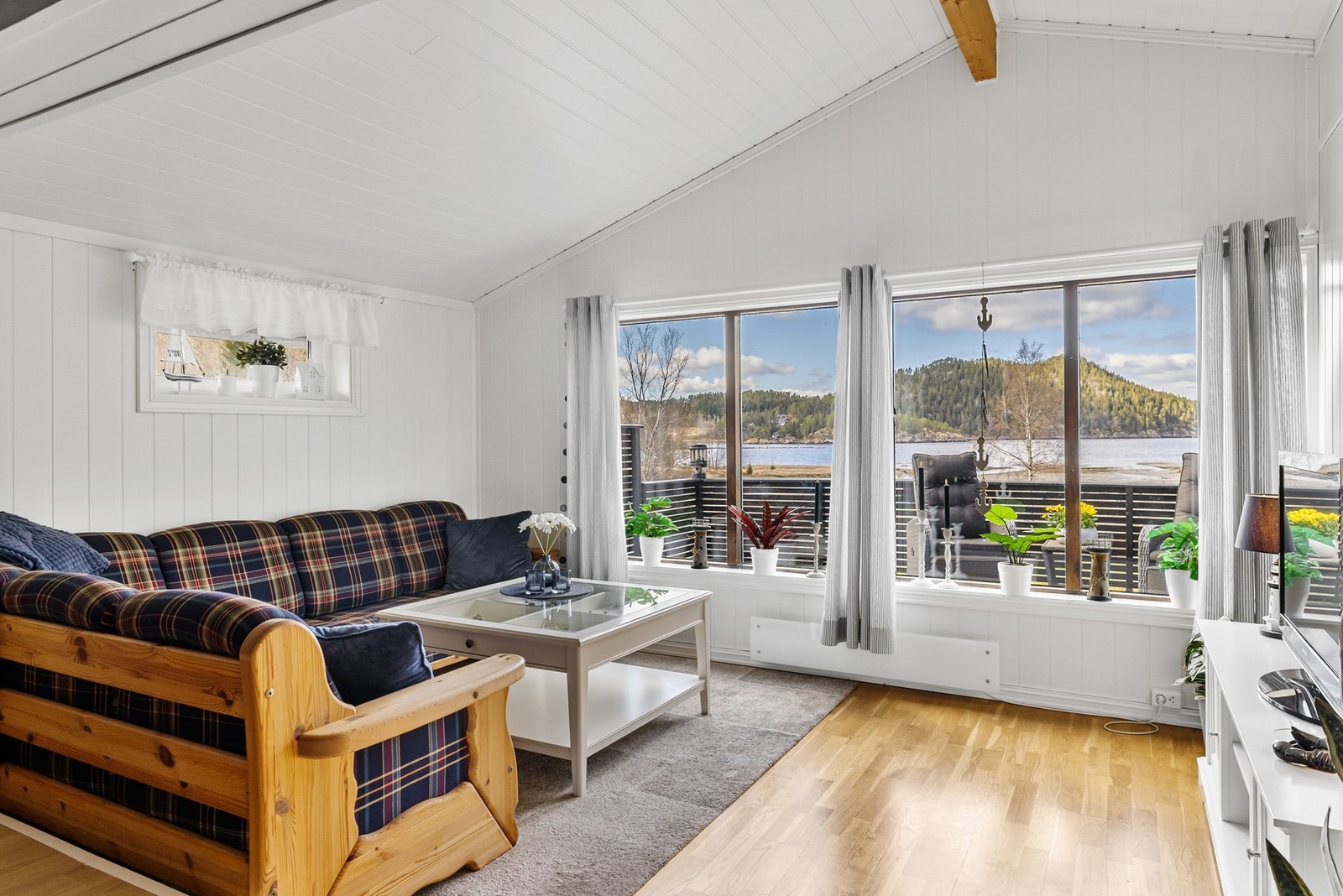 Utsikten kommer godt fram gjennom store vindusflater Galleribilde