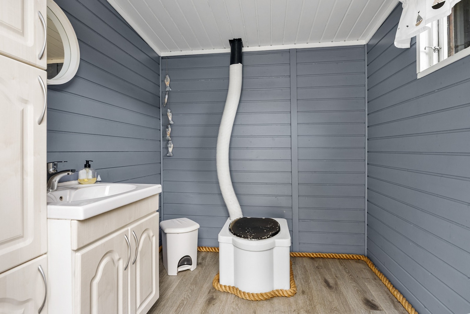 Utedo/vask i anneks (Sommervann) Galleribilde