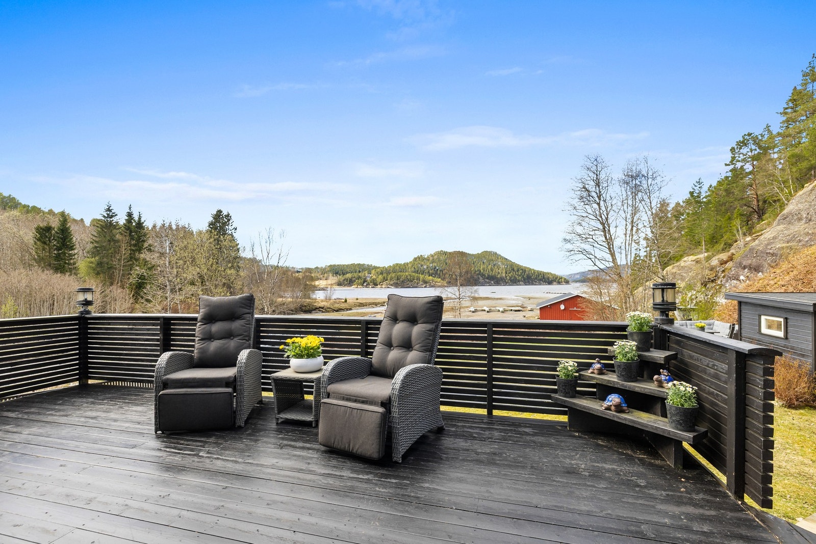 Finn hytteroen i flotte omgivelser med både sjø og natur i umiddelbar nærhet Galleribilde