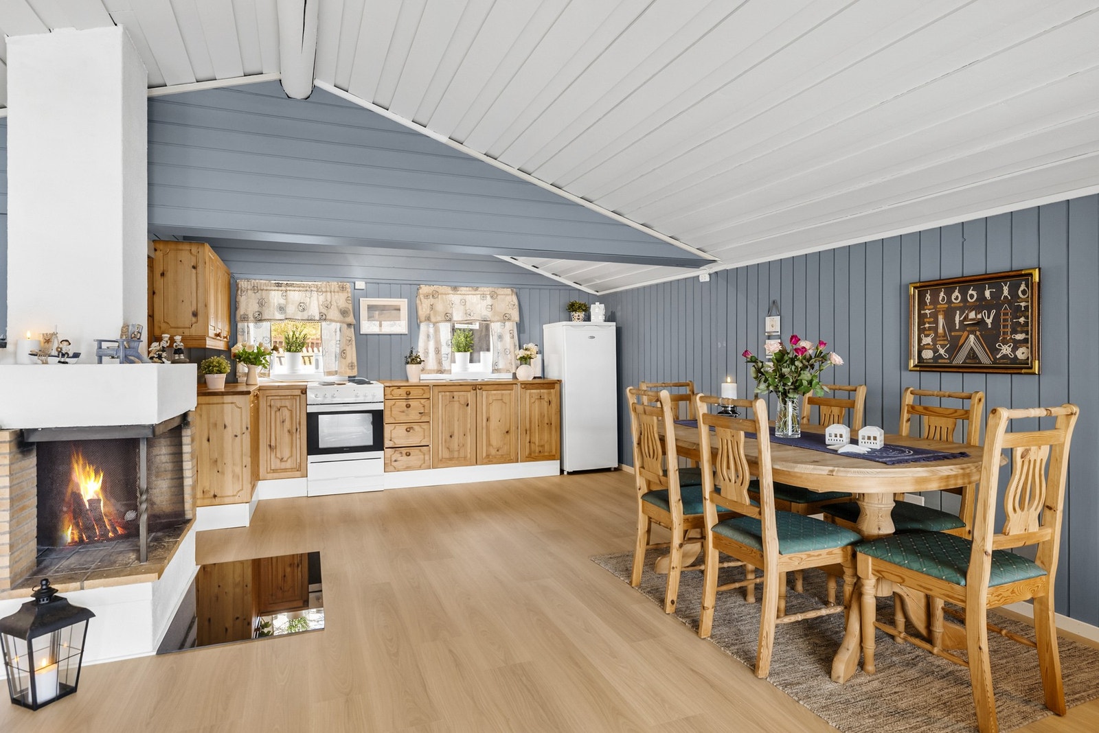 Peisen utgjør et fint møbel i hytta Galleribilde