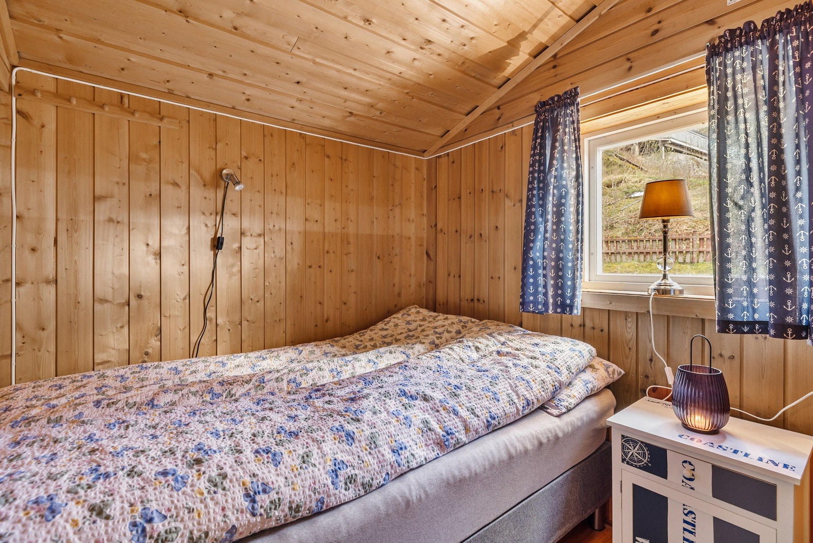 Det er ett soverom i hytta Galleribilde