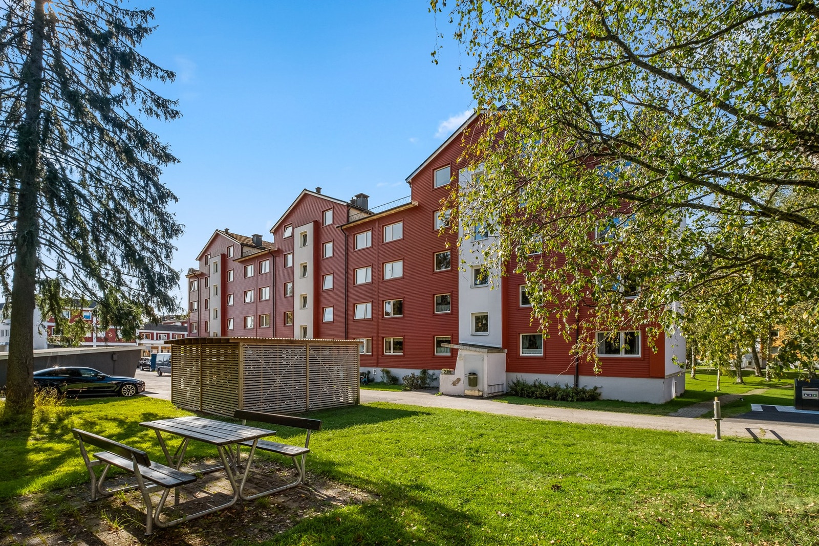 Det er etablert et sykkel- og barnevognskur for enkel tilgang, rett utenfor. Galleribilde