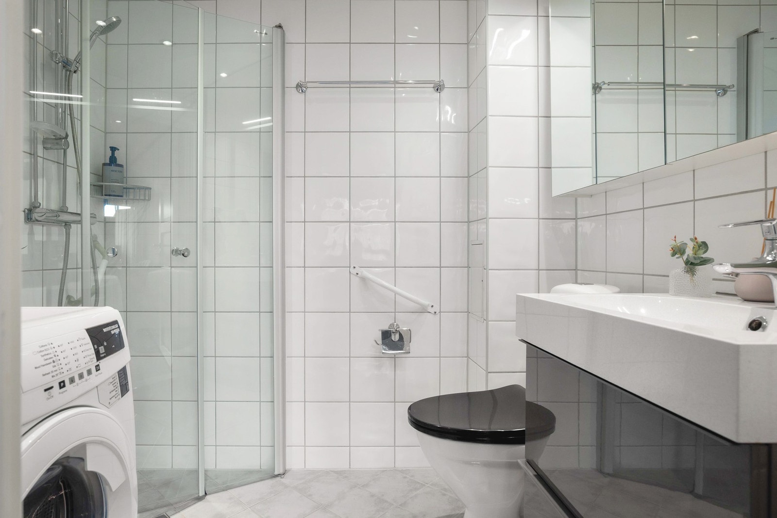 Tidløst og pent flislagt baderom oppusset i regi av borettslaget i 2007-2010 med varmekabler i gulv, og opplegg for vaskemaskin. Galleribilde