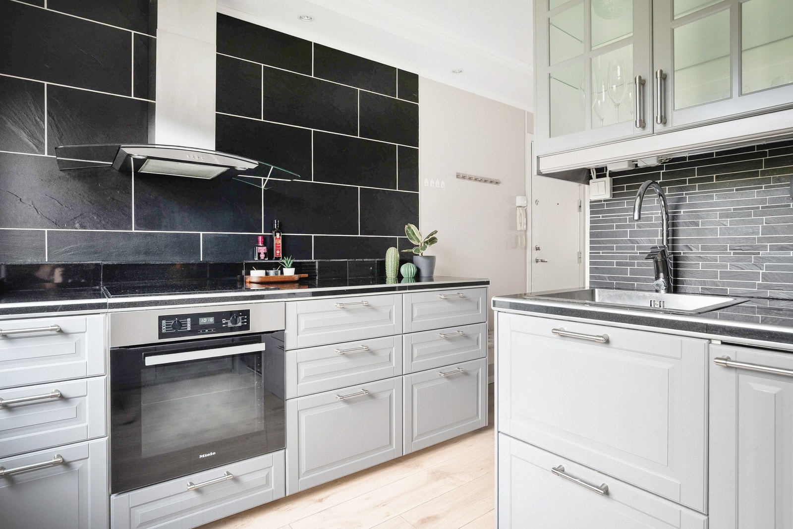 Praktisk utformet kjøkken som byr på godt med skap- og benkeplass fra flere sider. Galleribilde