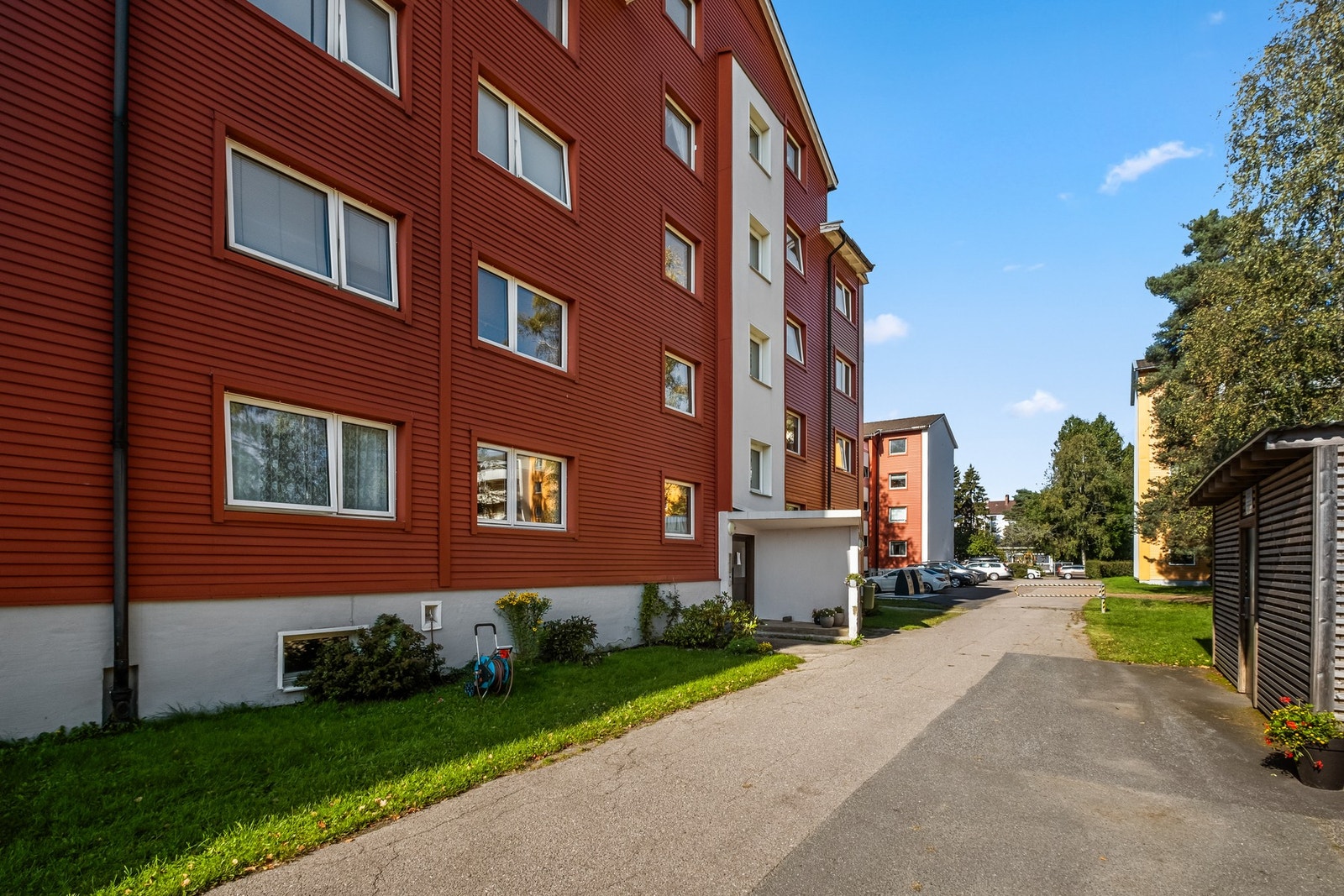 Boligen ligger tilbaketrukket og skjermet til med fine internveier. Galleribilde