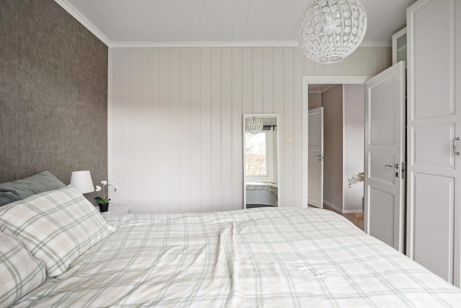 Soverommet er innredet med stor dobbeltseng med tilhørende nattbord på begge sider, samt garderobeskap i rekke. Galleribilde