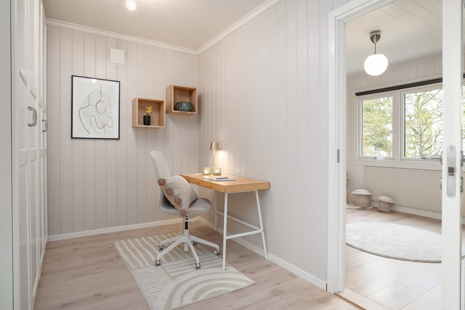 Fra mellomgangen er det adkomst til to soverom og en innredet innvendig bod. Galleribilde