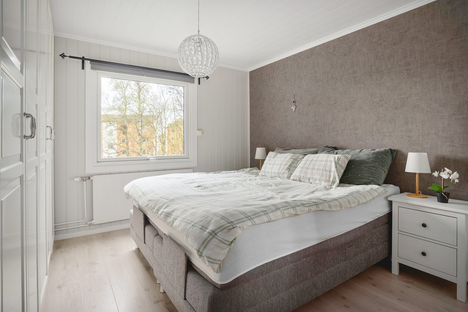 Boligen har to gode soverom som ligger plassert på hver sin side. Galleribilde