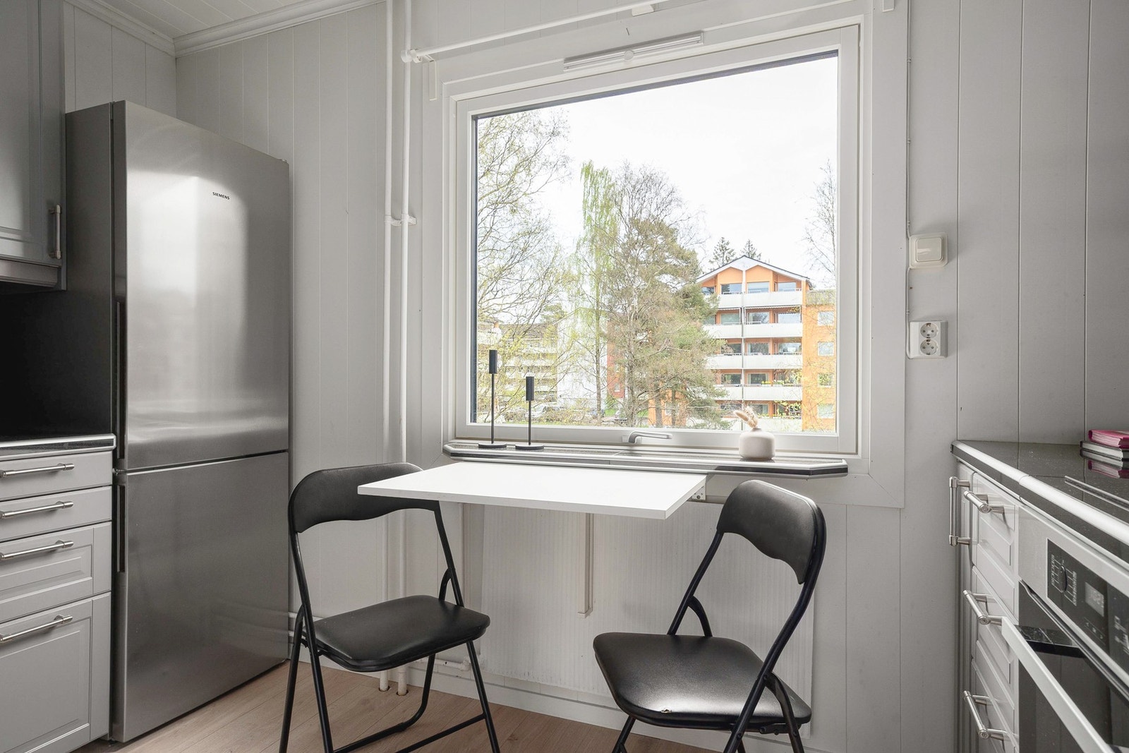 Her er det fint plass til et hyggelig frokostbord - et perfekt sted å nyte morgenkaffen. Galleribilde