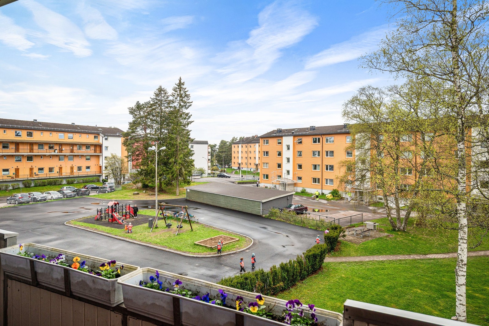 Fra balkongen har du flott utsyn mot borettslagets fellesområde med lekeplass til glede for de små. Galleribilde