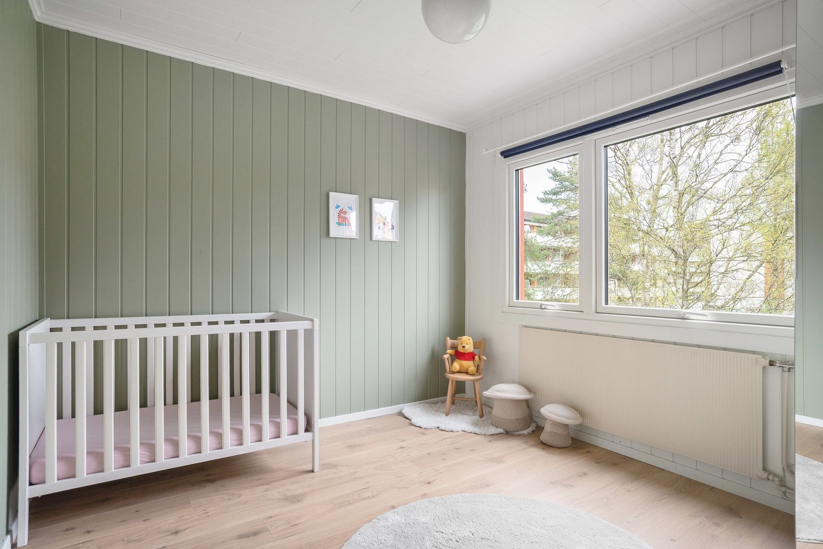 Soverom 2 er også av god størrelse med store vindusflater vendt mot rolig inngangsparti. Galleribilde