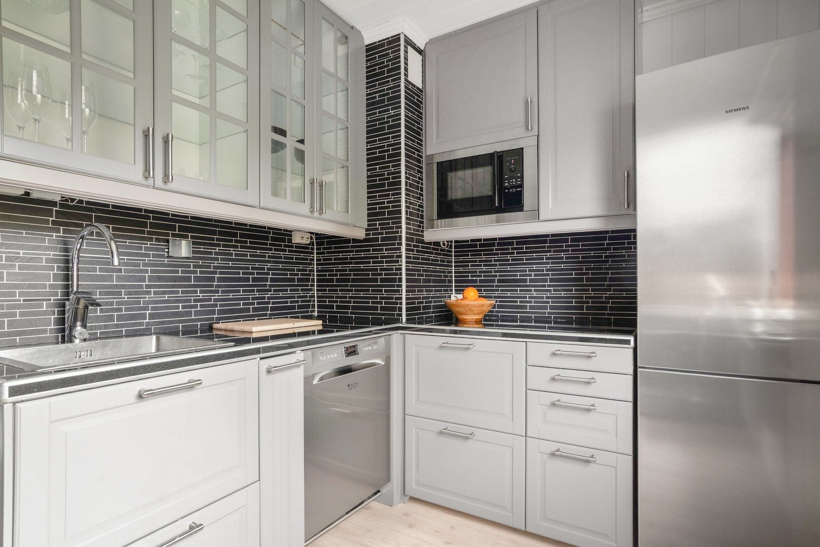 Videre er kjøkkenet utstyrt med integrert platetopp, stekeovn, mikrobølgeovn, oppvaskmaskin, samt frittstående kjøleskap. Galleribilde