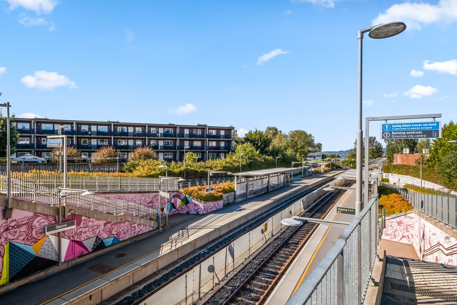 Det er ca. 10-12 minutters gange til T-banestasjon på Oppsal. T-banen tar deg inn til sentrum på kort tid og går hele 8 avganger i timen for T-bane linje 3. Galleribilde