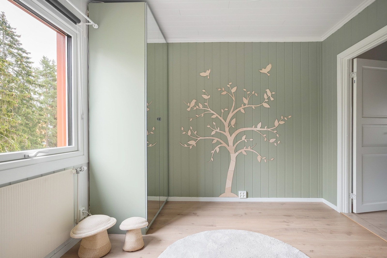 Det er fint plass til garderobe- og annet oppbevaringsmøblement. Galleribilde