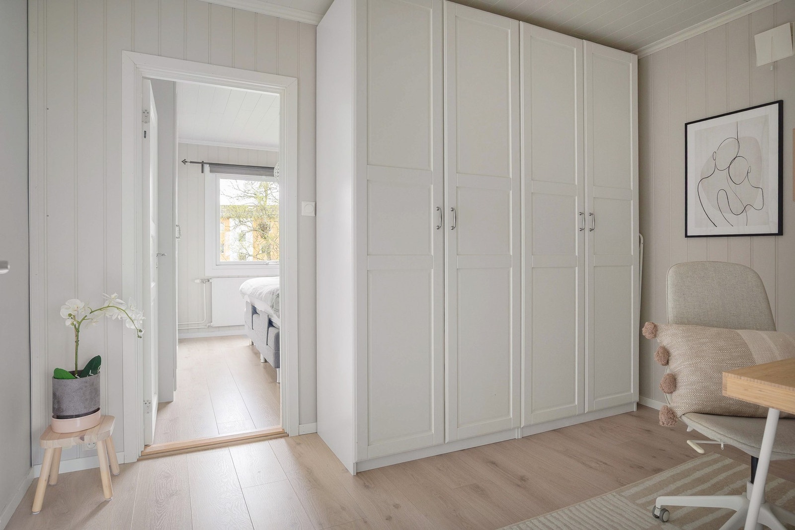 Rommet er utstyrt med dobbeltgarderobeskap som gir gode lagringsmuligheter. Galleribilde