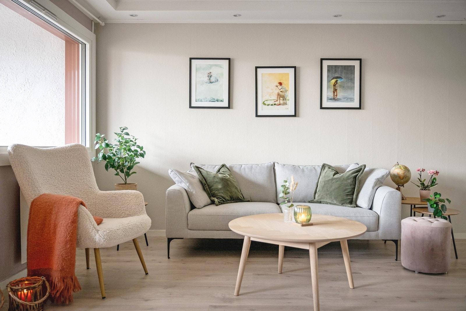 Stuen byr på gode innredningsmuligheter med plass til sofaseksjon, stuebord og tv-møblement. Galleribilde