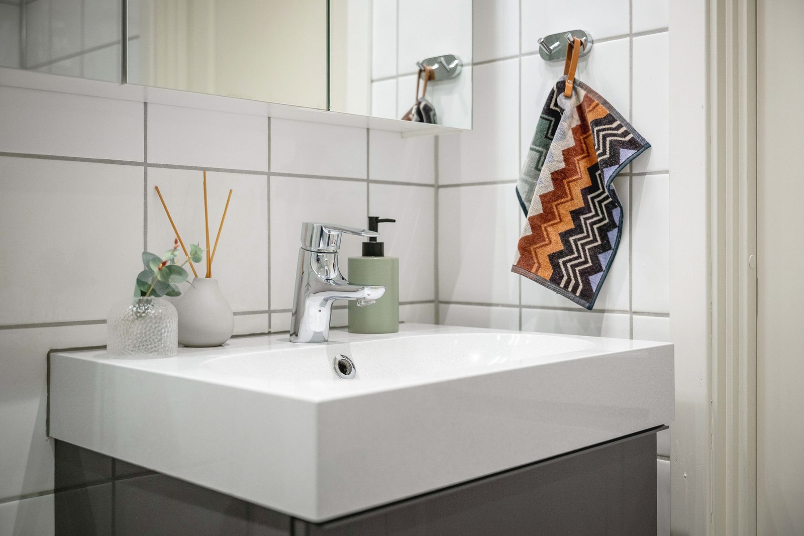 Badet er utstyrt med servantskap med glatte fronter og heldekkende servant, samt speilskap over servant. Galleribilde