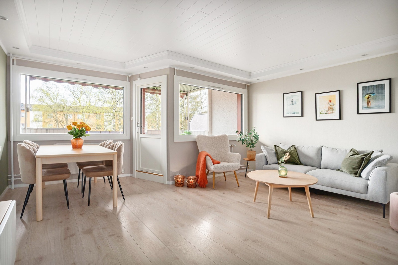 Boligen har en gjennomgående og godt utnyttet planløsning med store vindusflater fra 2019, skiftet i regi av borettslaget. Galleribilde