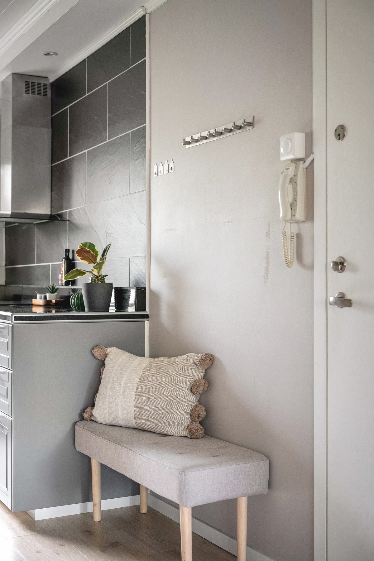 Du ønskes velkommen inn i en lys og hyggelig entré. Borettslaget driver i disse dager med oppgradering av nytt callinganlegg- og skifte av hoveddør i oppgangen. Galleribilde