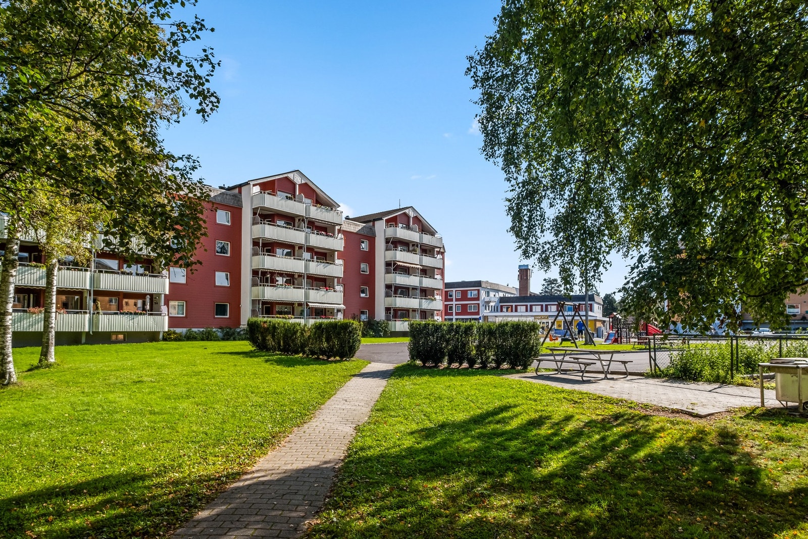 På baksiden finner du fine internveier med lekeplasser, gressplen og frodige grøntområder. Galleribilde