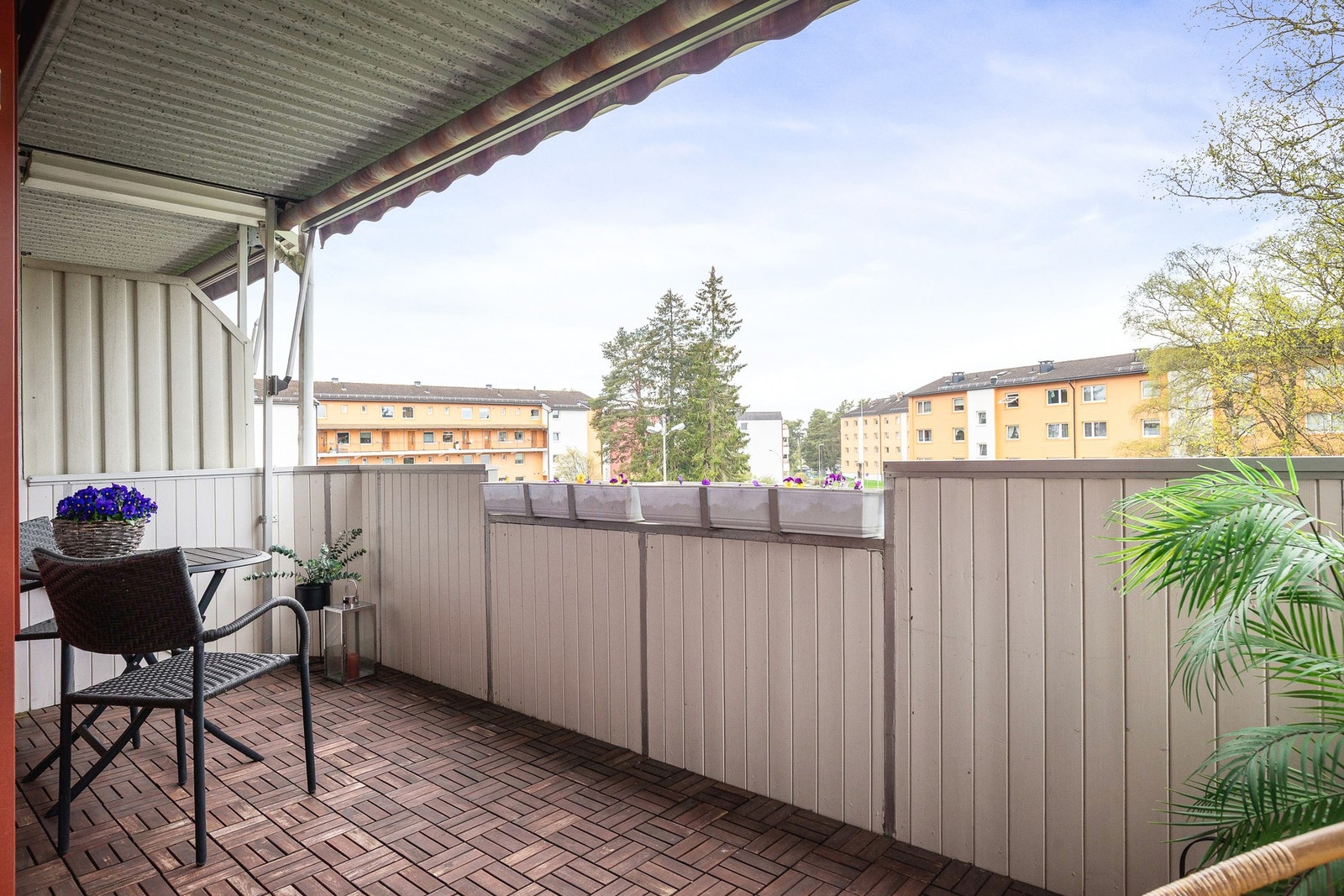 Det er montert utelys, stikkontakt og markise. Galleribilde