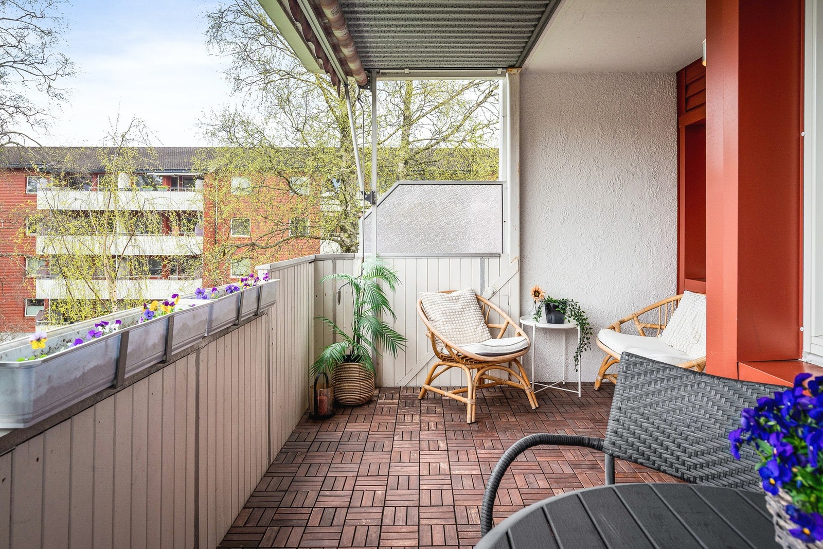 Dette er en lys, romslig og stilren 3-roms endeleilighet beliggende i 3. etasje med flott internbeliggenhet. Galleribilde