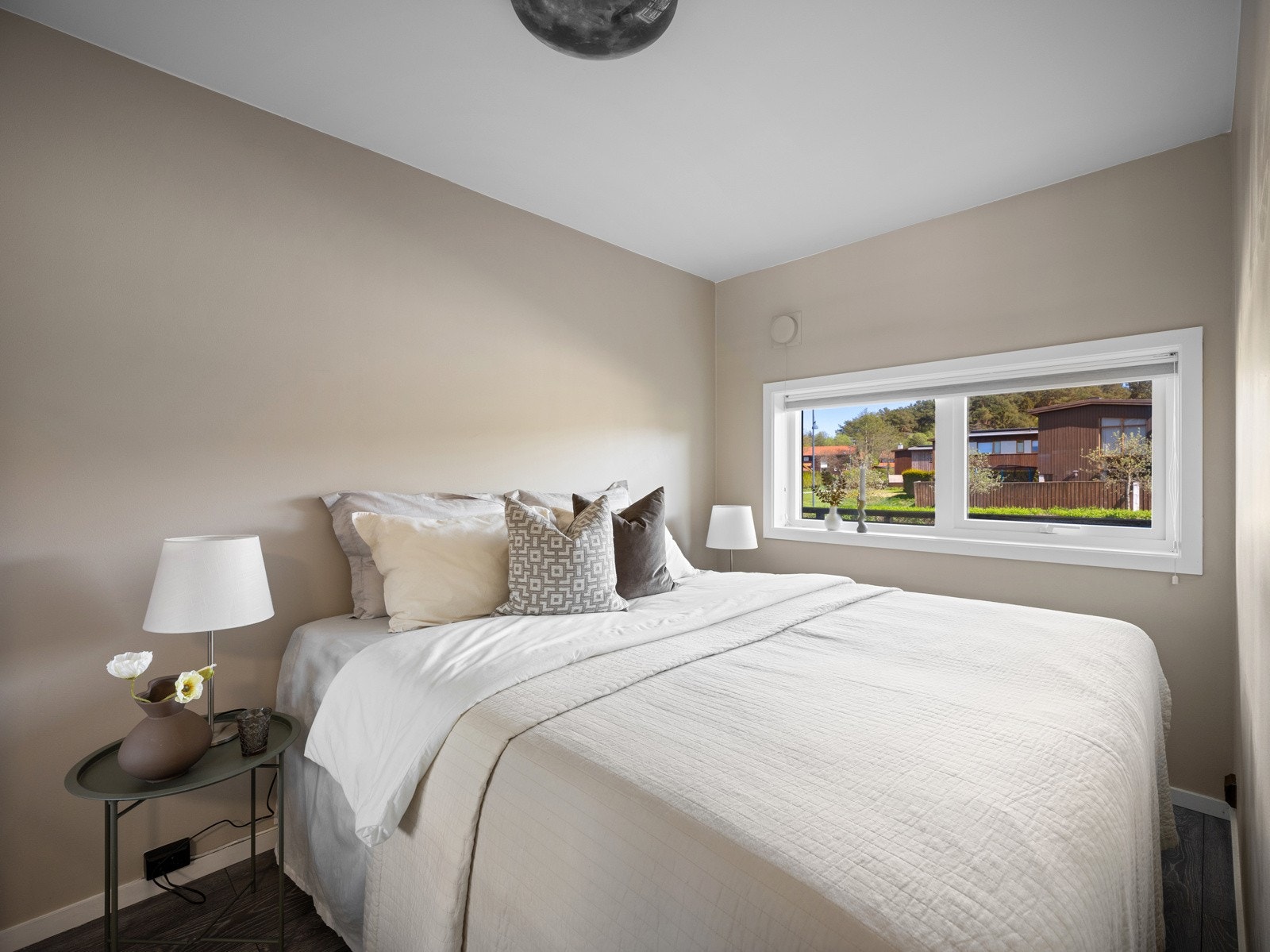 Romslig soverom med garderobeløsning Galleribilde