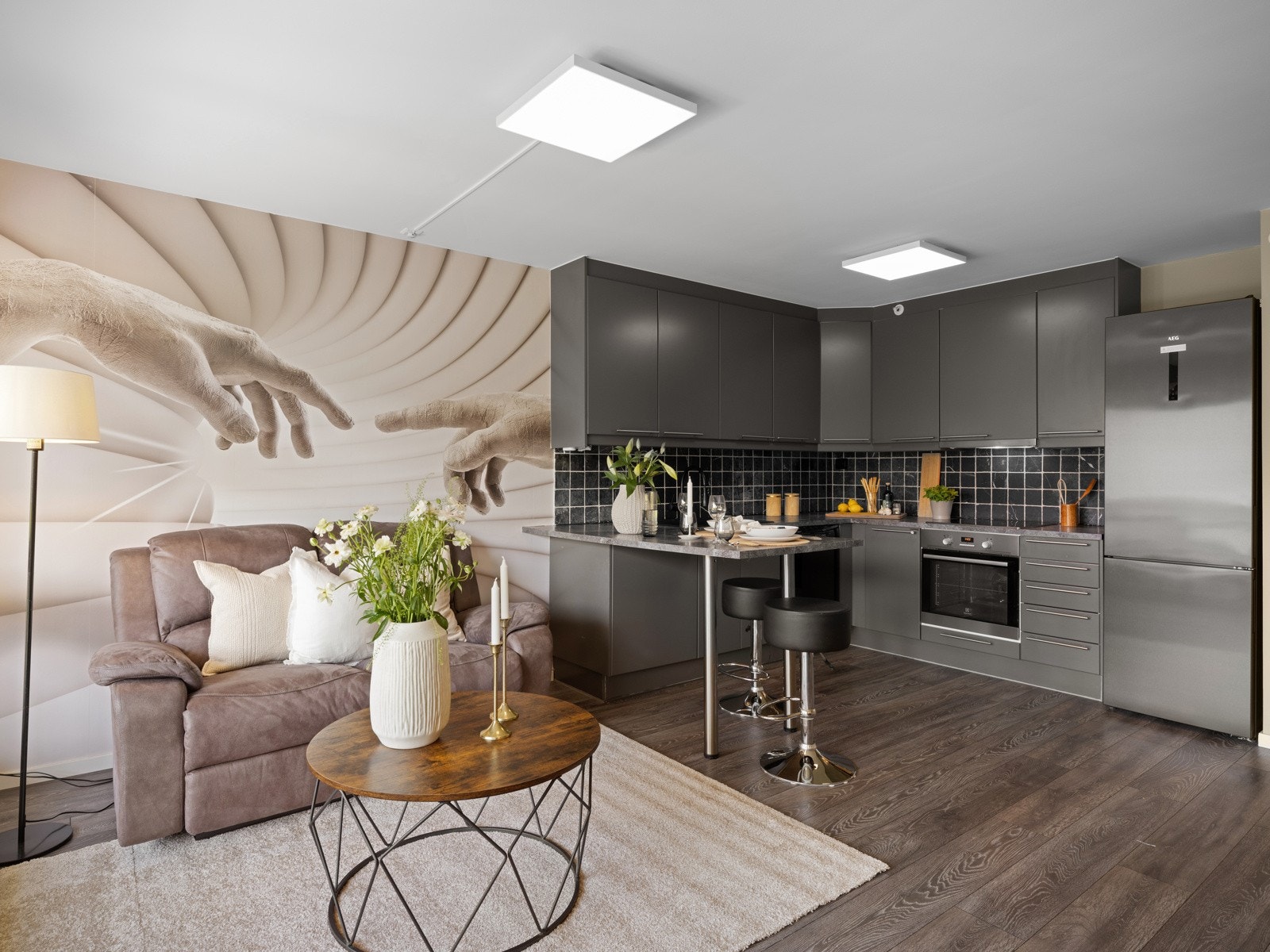 Pent kjøkken med rikelig med skap- og benkeplass Galleribilde