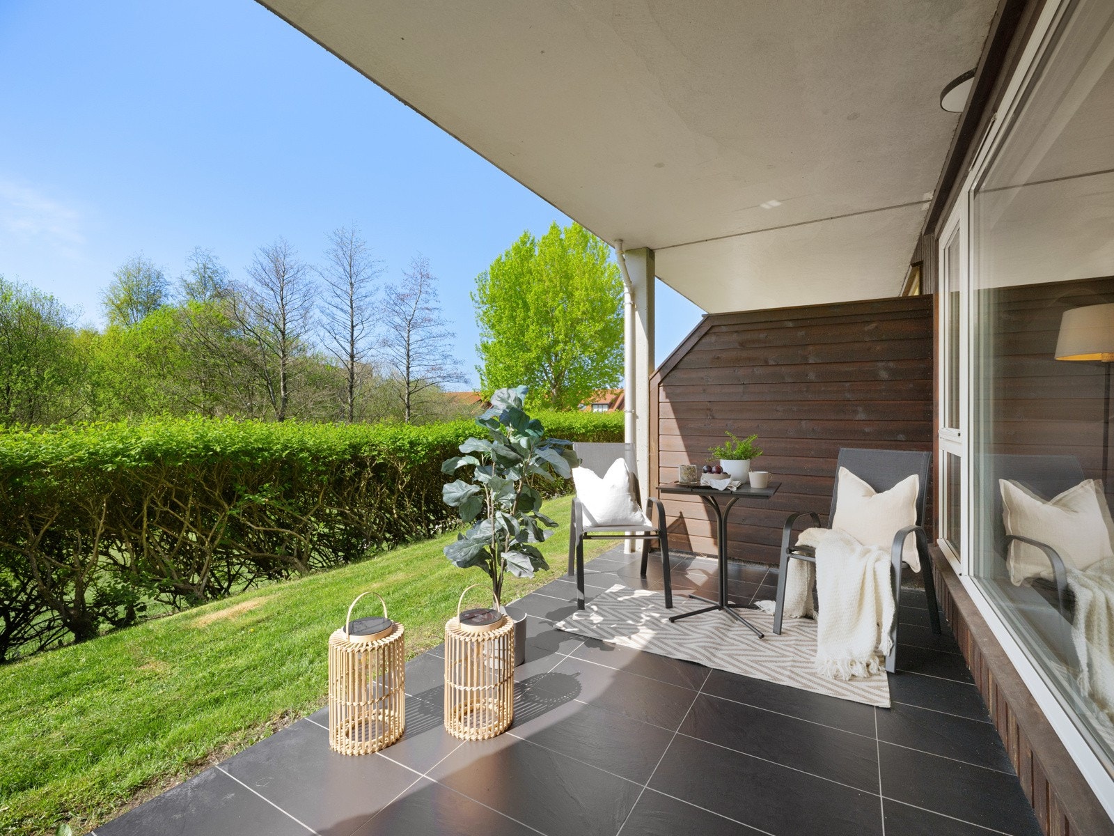 Terrassen er ca. 10 kvm og grenser til friområde Galleribilde