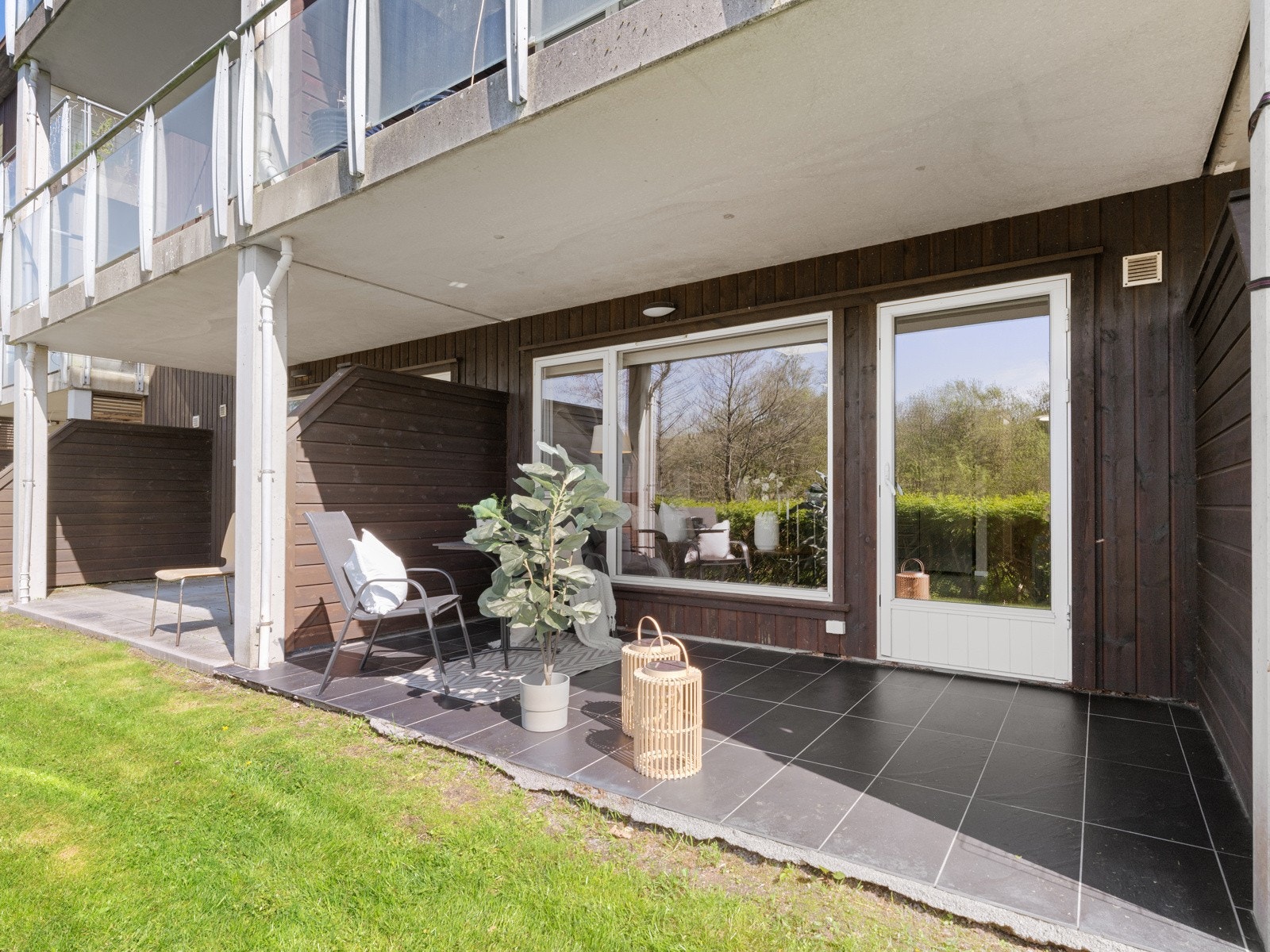 Terrassen vender mot vest og har gode solforhold Galleribilde