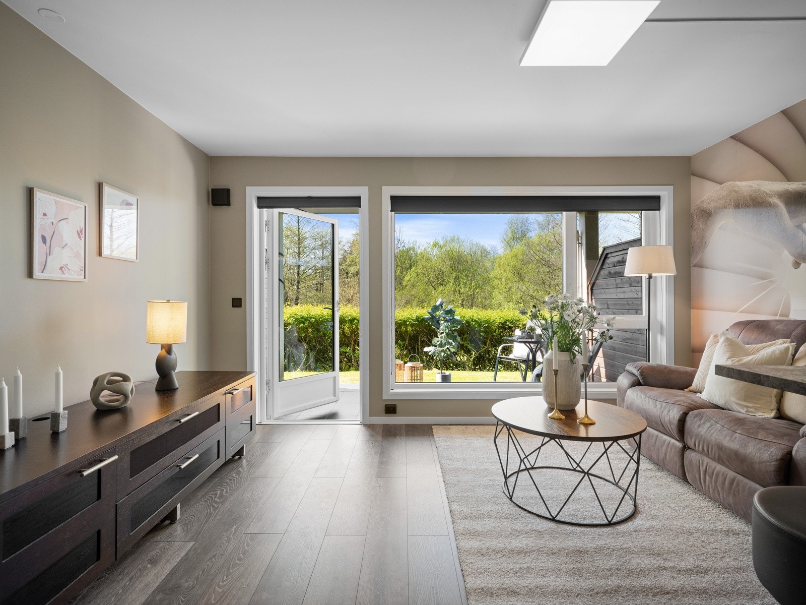 Lys og pen stue med utgang til terrasse Galleribilde