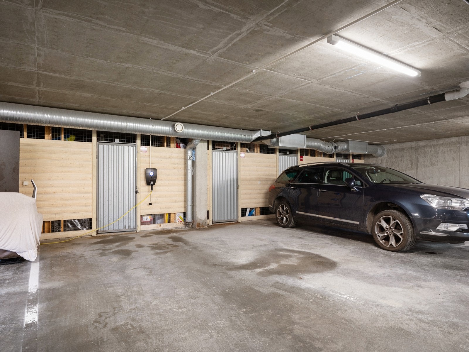 Fast parkering m/el-billader i lukket garasjeanlegg Galleribilde