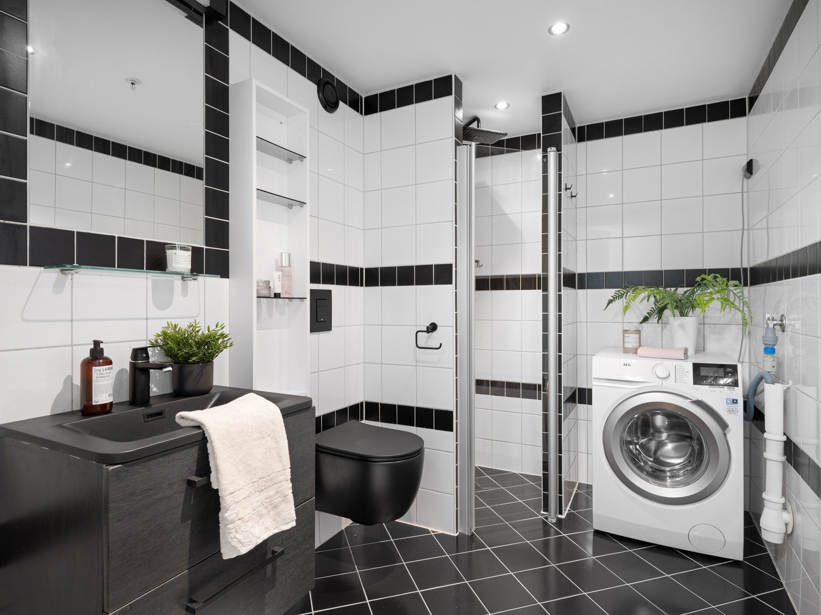 Pent fliselagt bad med varme i gulvet Galleribilde