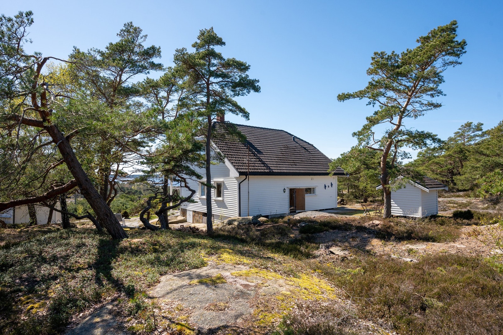 Romslig boltreplass bak hytta Galleribilde