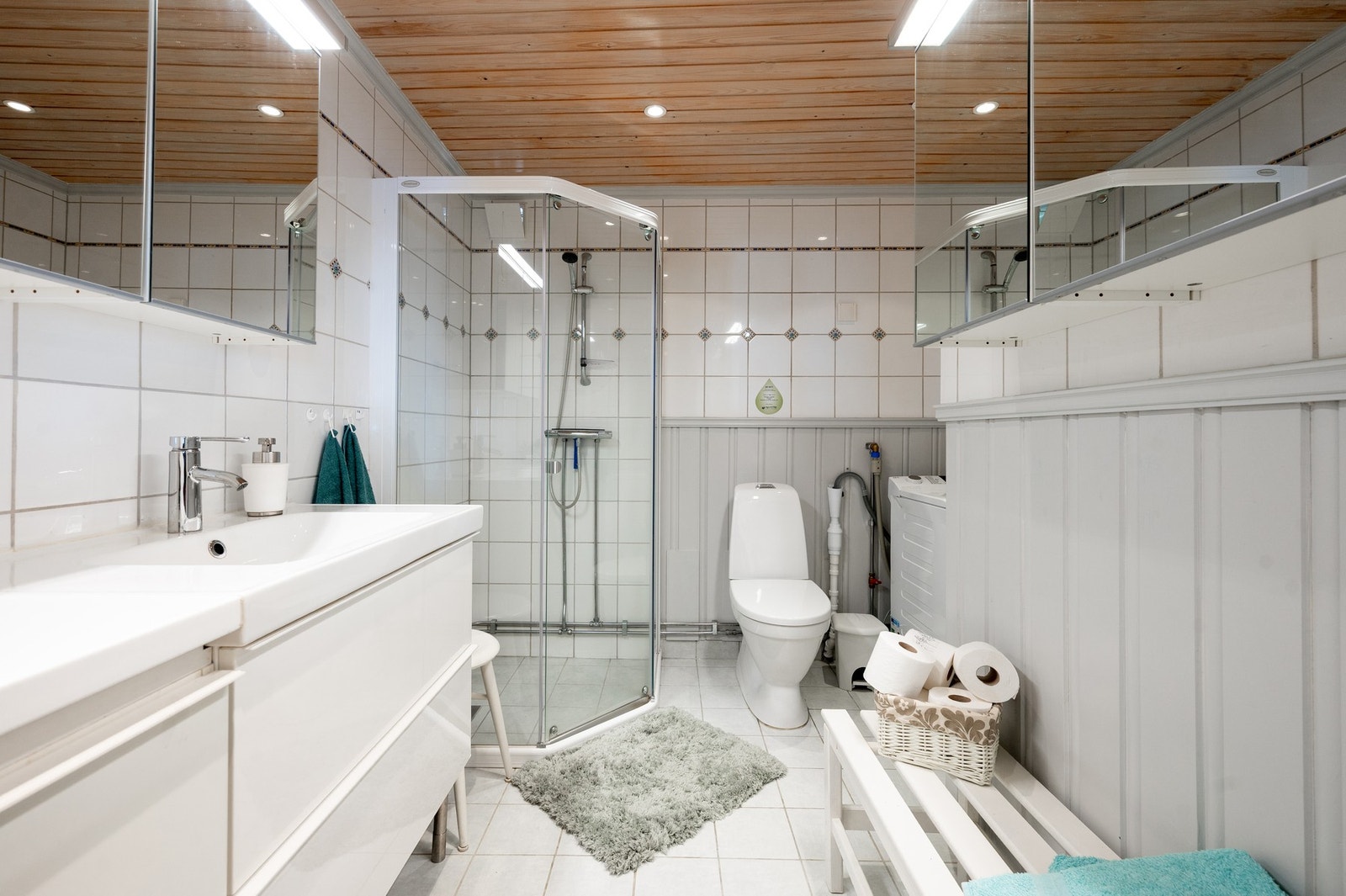 Romslig bad med vaskemaskin Galleribilde