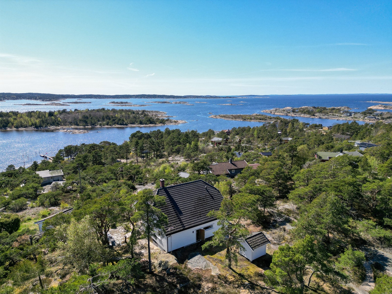 Romslig hytte over 2 plan med nydelige uteområder og fantastisk utsikt Galleribilde