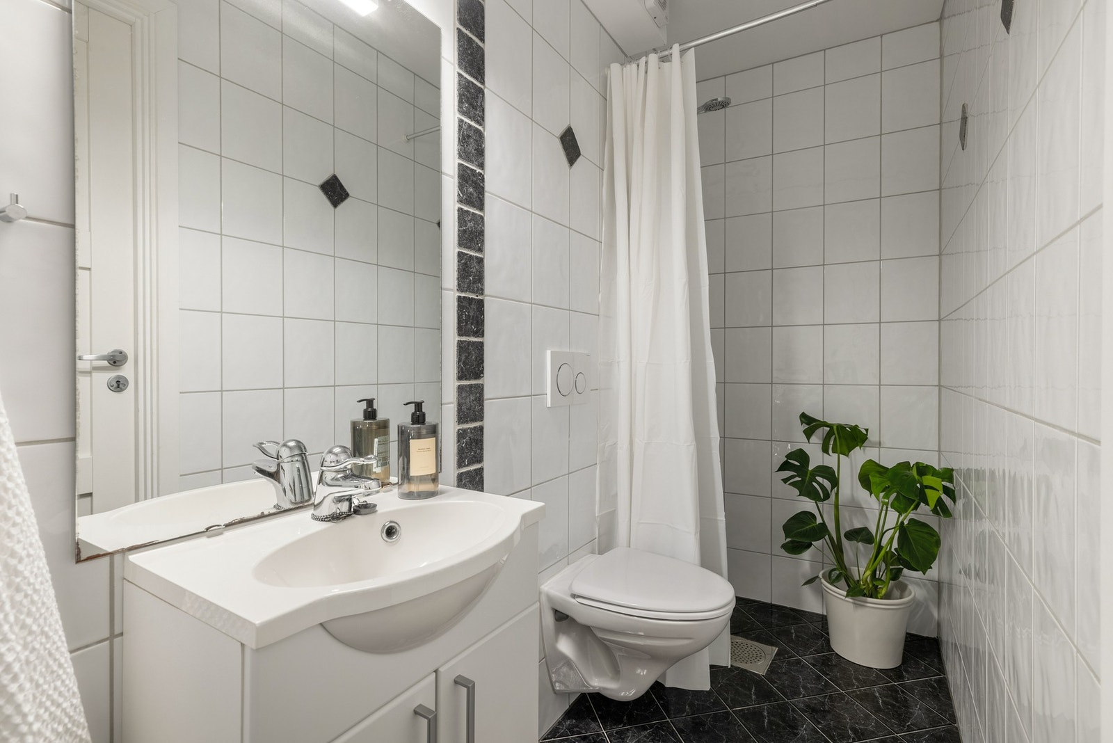 Badet på 3,1 kvm er helfliset med varmekabler i gulv. Galleribilde